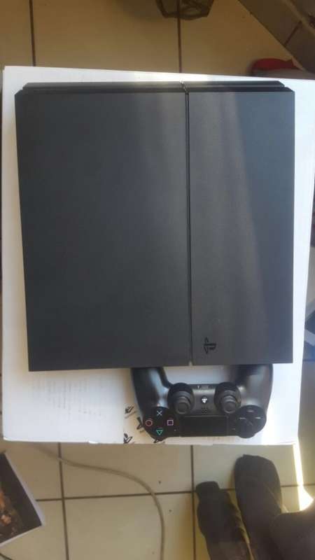 Sony Playstation 4 500 gig with box and accessories